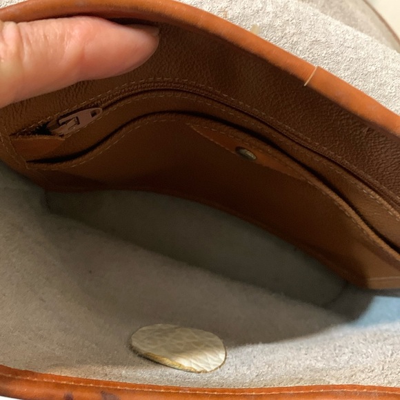 Vintage Dooney & Bourke Crossbody / Shoulder White Flap Fold Over Bag - Picture 4 of 16